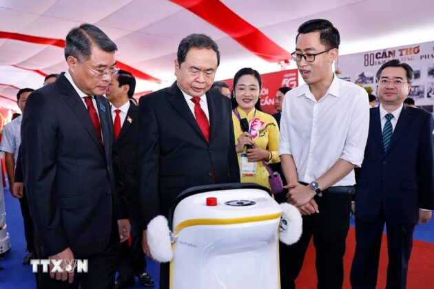 Chủ tịch Quốc hội Trần Thanh Mẫn v&agrave; đại biểu tham quan gian trưng b&agrave;y th&agrave;nh tựu của th&agrave;nh phố Cần Thơ tại Đại hội.