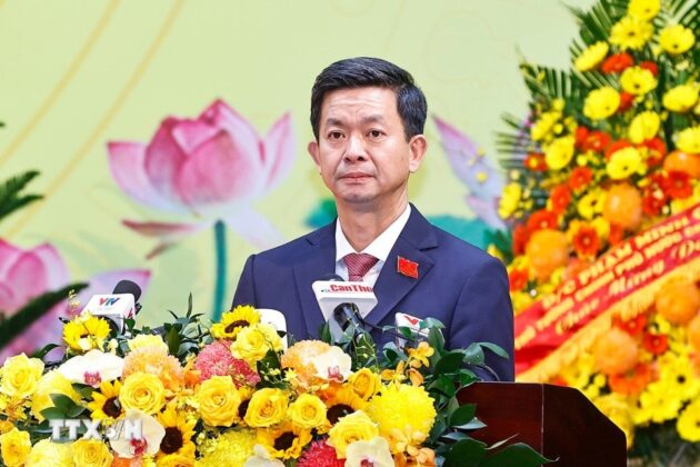 Đồng ch&iacute; L&ecirc; Quang T&ugrave;ng, B&iacute; thư Th&agrave;nh ủy Cần Thơ ph&aacute;t biểu tiếp thu, nhận nhiệm vụ qua &yacute; kiến chỉ đạo của đồng ch&iacute; Ủy vi&ecirc;n Bộ Ch&iacute;nh trị, Chủ tịch Quốc hội.