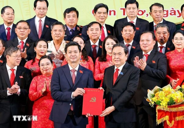 Chủ tịch Quốc hội Trần Thanh Mẫn trao Quyết định của Bộ Ch&iacute;nh trị chỉ định tham gia Ban Chấp h&agrave;nh Đảng bộ th&agrave;nh phố Cần Thơ nhiệm kỳ 2025-2030 cho &ocirc;ng L&ecirc; Quang T&ugrave;ng, B&iacute; thư Th&agrave;nh ủy Cần Thơ.
