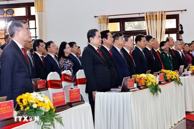 Chủ tịch Quốc hội Trần Thanh Mẫn v&agrave; đại biểu thực hiện nghi thức ch&agrave;o cờ tại Đại hội.