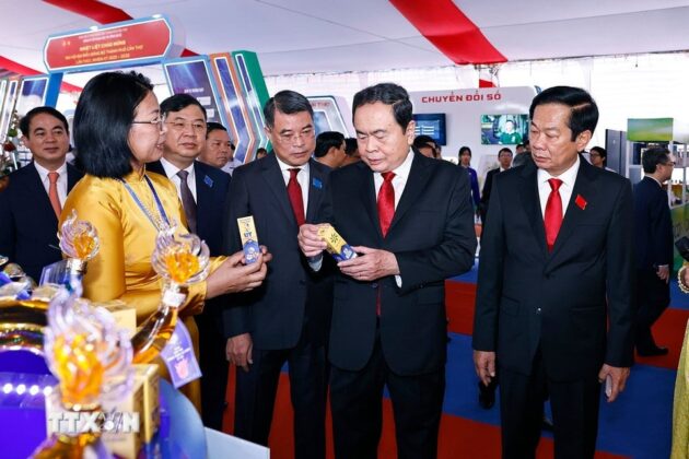 Chủ tịch Quốc hội Trần Thanh Mẫn v&agrave; đại biểu tham quan gian trưng b&agrave;y th&agrave;nh tựu của th&agrave;nh phố Cần Thơ tại Đại hội.