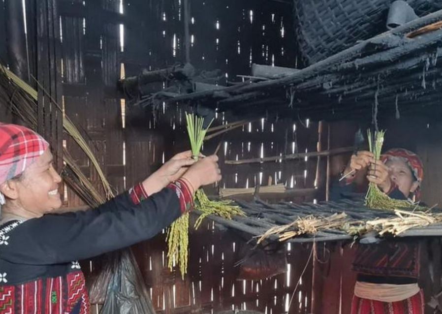 Bà con Xá Phó treo hồn lúa làm lý ở gác bếp. 