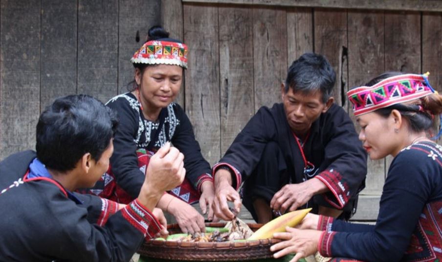 Người Xá Phó chuẩn bị mâm lễ cúng cơm mới. 