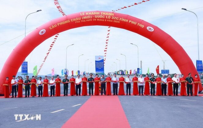 Thủ tướng Phạm Minh Ch&iacute;nh v&agrave; c&aacute;c đại biểu cắt băng kh&aacute;nh th&agrave;nh cầu Phong Ch&acirc;u mới - Quốc lộ 32C. (Ảnh: Dương Giang/TTXVN)