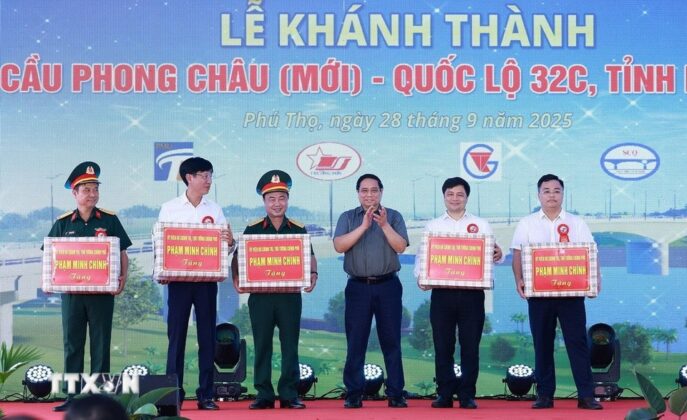 Thủ tướng Phạm Minh Ch&iacute;nh tặng qu&agrave; cho nh&agrave; thầu v&agrave; c&aacute;c đơn vị thi c&ocirc;ng dự &aacute;n cầu Phong Ch&acirc;u mới. (Ảnh: Dương Giang/TTXVN)