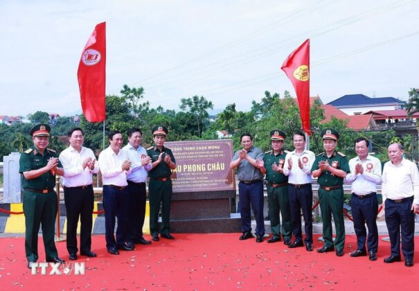 Thủ tướng Phạm Minh Ch&iacute;nh v&agrave; c&aacute;c đại biểu gắn biển c&ocirc;ng tr&igrave;nh ch&agrave;o mừng Đại hội đại biểu Đảng bộ Qu&acirc;n đội lần thứ XII v&agrave; Đại hội đại biểu Đảng bộ tỉnh Ph&uacute; Thọ lần thứ nhất. (Ảnh: Dương Giang/TTXVN)