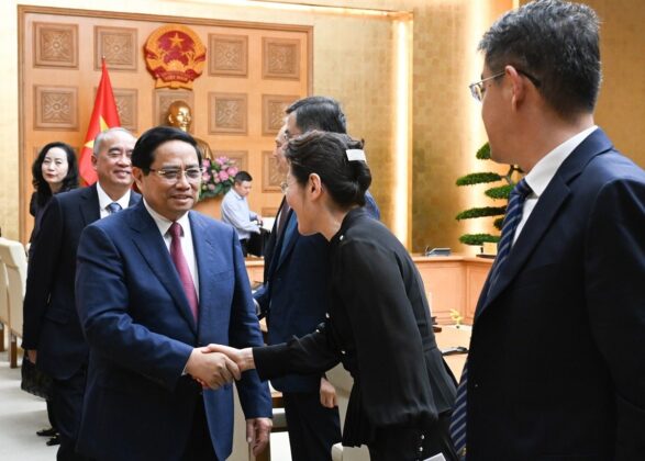 Thủ tướng Phạm Minh Ch&iacute;nh với c&aacute;c th&agrave;nh vi&ecirc;n đi c&ugrave;ng đo&agrave;n với đồng ch&iacute; L&acirc;m Vũ, B&iacute; thư Tỉnh ủy Sơn Đ&ocirc;ng (Trung Quốc).