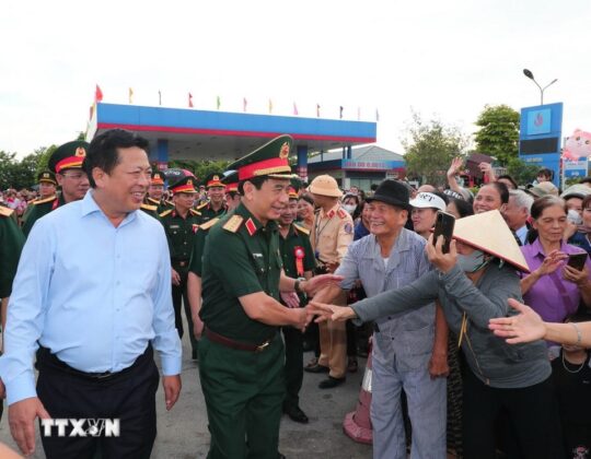 Đại tướng Phan Văn Giang v&agrave; nh&acirc;n d&acirc;n địa phương tại lễ kh&aacute;nh th&agrave;nh cầu Phong Ch&acirc;u mới. (Ảnh: Trọng Đức/TTXVN)