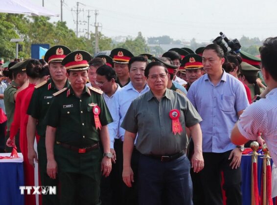 Thủ tướng Phạm Minh Ch&iacute;nh tới dự lễ kh&aacute;nh th&agrave;nh cầu Phong Ch&acirc;u (Ph&uacute; Thọ). (Ảnh: Trọng Đức/TTXVN)