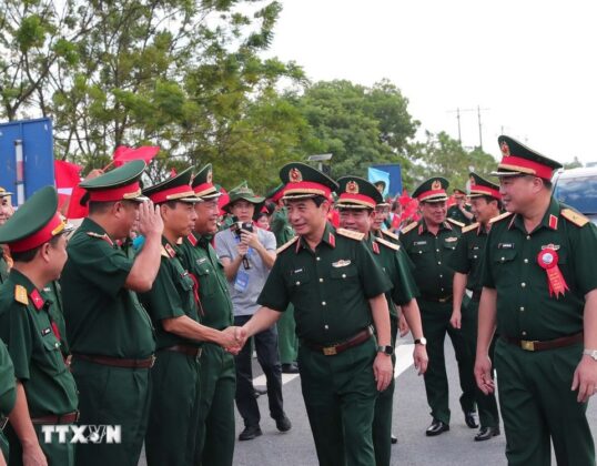 Đại tướng Phan Văn Giang v&agrave; c&aacute;n bộ, chỉ huy Binh đo&agrave;n 12 trong ng&agrave;y kh&aacute;nh th&agrave;nh cầu Phong Ch&acirc;u. (Ảnh: Trọng Đức/TTXVN)