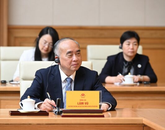 Đồng ch&iacute; L&acirc;m Vũ, B&iacute; thư Tỉnh ủy Sơn Đ&ocirc;ng (Trung Quốc) ph&aacute;t biểu tại buổi tiếp.