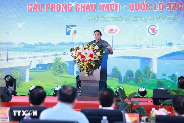 Thủ tướng Phạm Minh Ch&iacute;nh ph&aacute;t biểu tại lễ kh&aacute;nh th&agrave;nh cầu Phong Ch&acirc;u mới - Quốc lộ 32C. (Ảnh: Dương Giang/TTXVN)