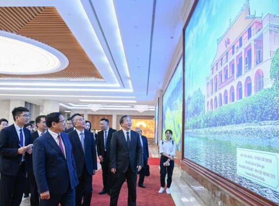 Thủ tướng Phạm Minh Ch&iacute;nh giới thiệu với đồng ch&iacute; L&acirc;m Vũ, B&iacute; thư Tỉnh ủy Sơn Đ&ocirc;ng về h&igrave;nh ảnh đất nước Việt Nam.