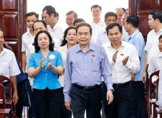 Chủ tịch Quốc hội Trần Thanh Mẫn tiếp xúc cử tri tại thành phố Cần Thơ