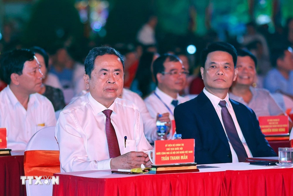 Chủ tịch Quốc hội dự tưởng niệm 725 năm Ngày mất Anh hùng dân tộc Trần Hưng Đạo Chủ tịch Quốc hội dự tưởng niệm 725 năm Ngày mất Anh hùng dân tộc Trần Hưng Đạo