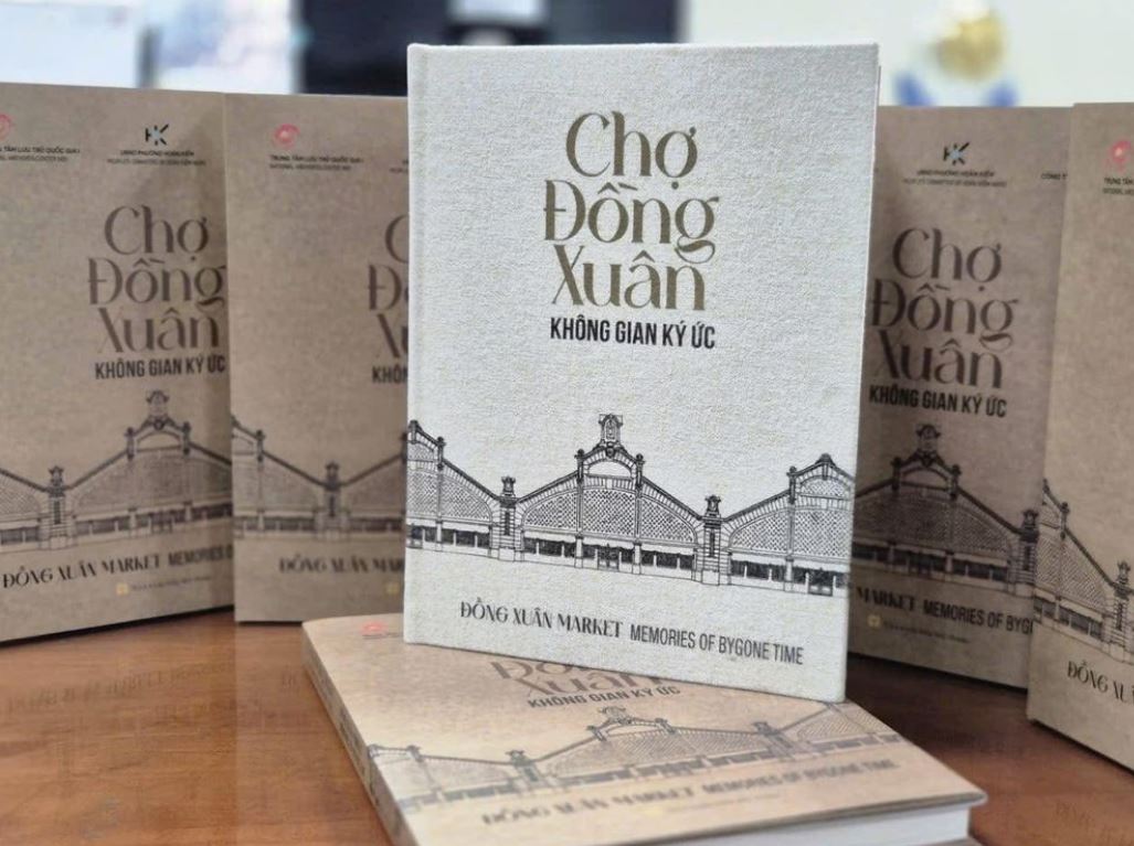 Ấn phẩm đưa người đọc bước vào hành trình khám phá hơn một thế kỷ lịch sử, văn hóa và ký ức gắn với chợ Đồng Xuân.