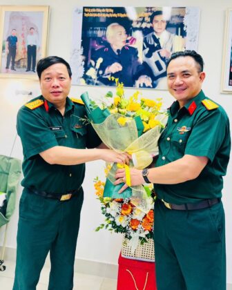 Đại t&aacute; Nguyễn Việt Dũng (b&igrave;a phải) v&agrave; nh&agrave; văn Ph&ugrave;ng Văn Khai.