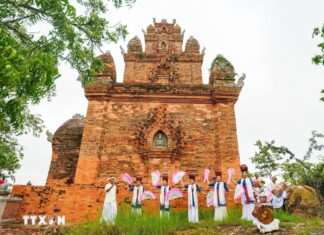 Đền tháp Po Rome - công trình cổ kính bằng gạch nung đỏ của người Chăm xưa