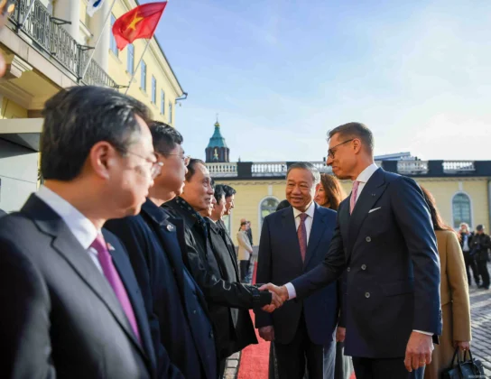 Tổng B&iacute; thư T&ocirc; L&acirc;m giới thiệu quan chức Việt Nam với Tổng thống Alexander Stubb.