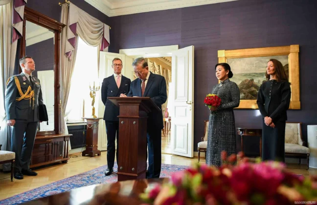 Tổng B&iacute; thư T&ocirc; L&acirc;m viết lưu b&uacute;t tại Phủ Tổng thống.