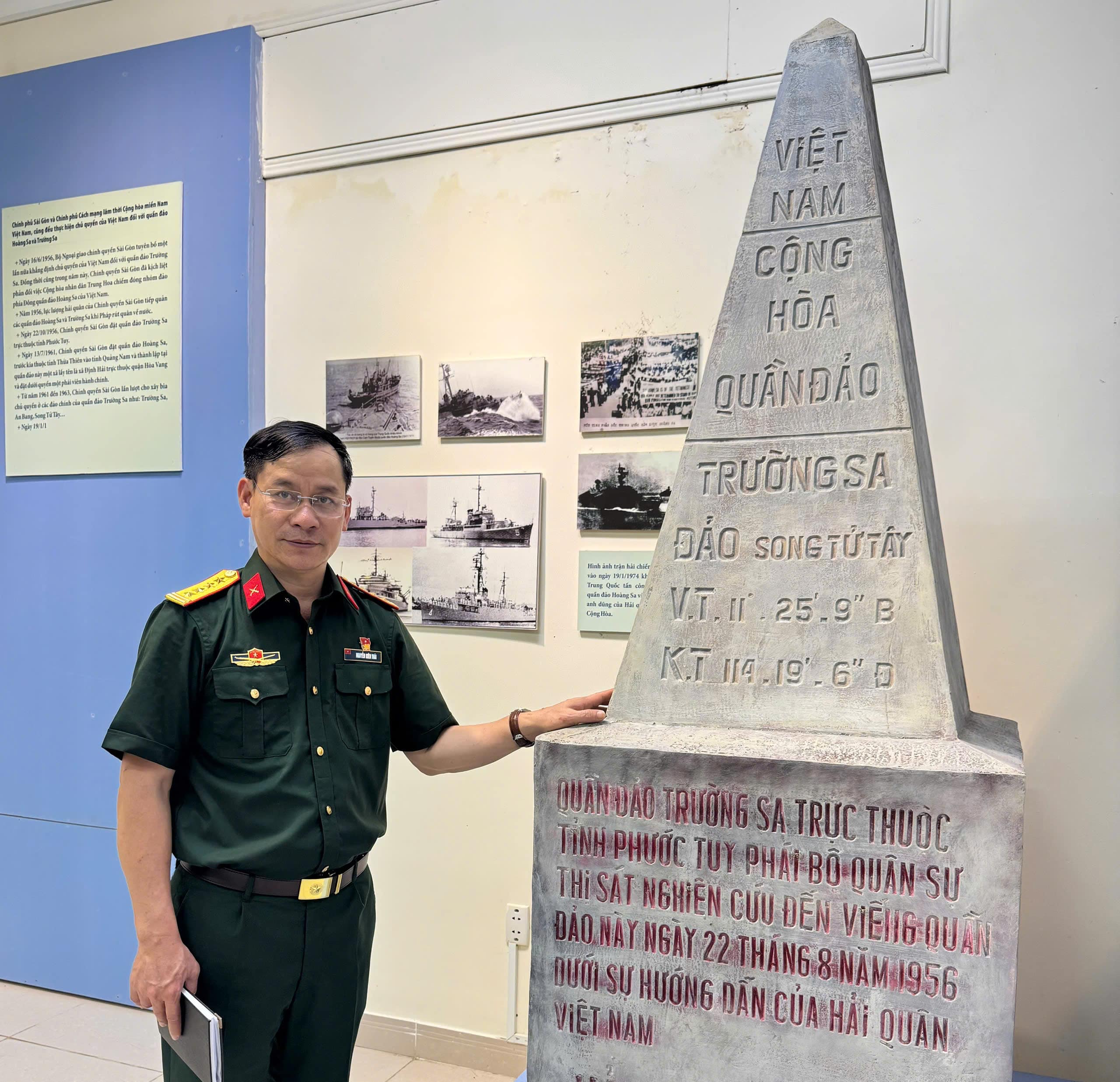 Đại tá, nhà thơ, nhà báo Nguyễn Kiên Thái tham quan Nhà truyền thống Trường Sa (tháng 12/2024)