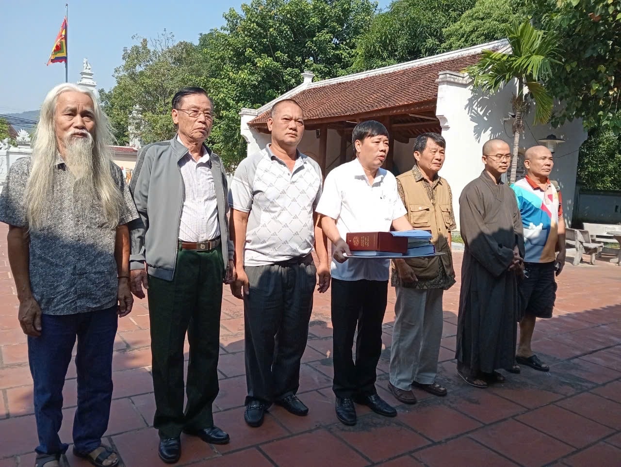 Nhà phê bình Phạm Xuân Nguyên (bìa trái) và các nhà văn, nhà nghiên cứu trong một chuyến đi điền dã.