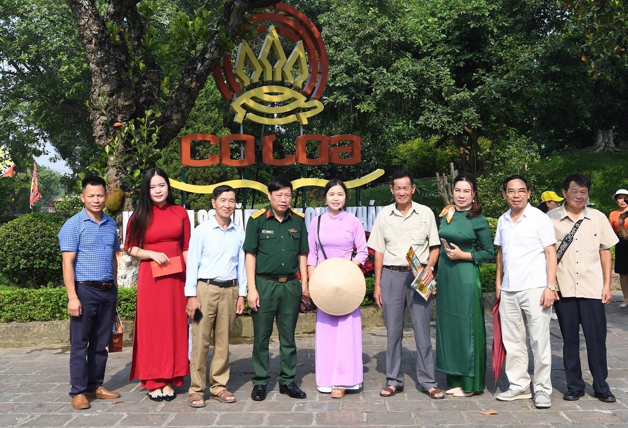 Nhà văn Phùng Văn Khai (mặc quân phục) và các nhà văn, nhà nghiên cứu trong chuyến đi điền dã.