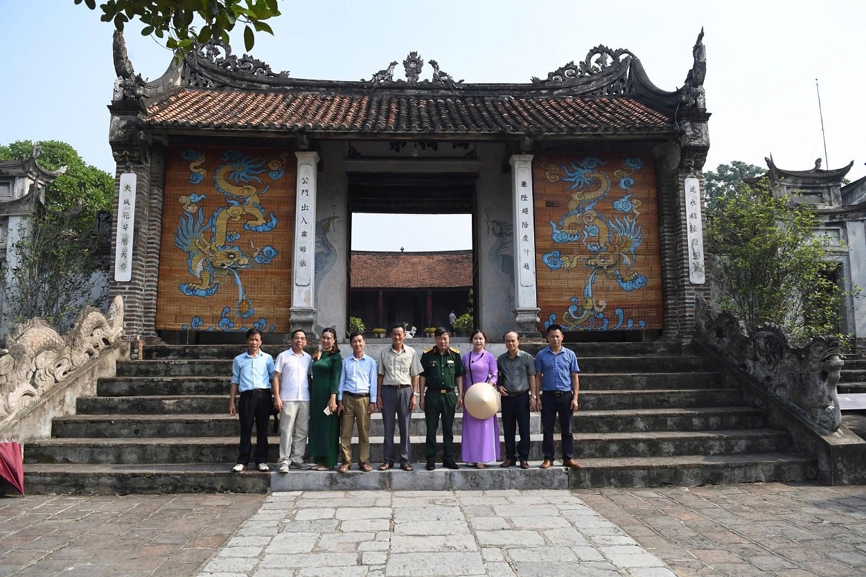 Nhà văn Phùng Văn Khai (mặc quân phục) và các nhà văn, nhà nghiên cứu trong chuyến đi điền dã.