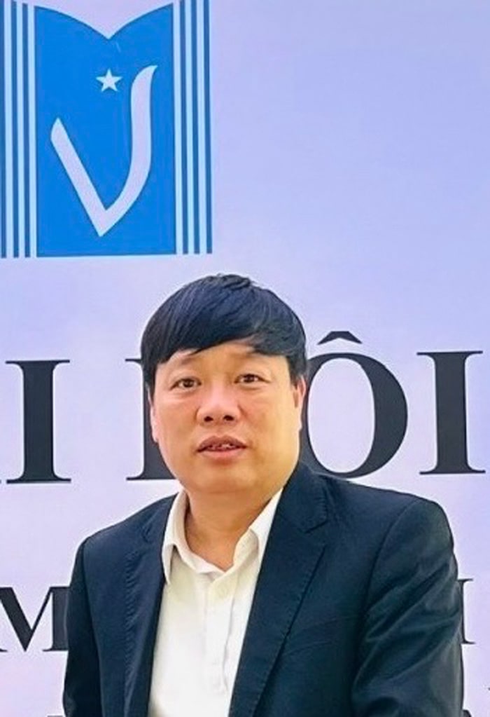 Nhà văn Phùng Văn Khai.