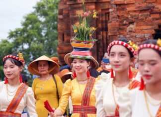 Những cô gái Chăm đẹp rạng rỡ trong trang phục truyền thống ở lễ hội Katê Những cô gái Chăm đẹp rạng rỡ trong trang phục truyền thống ở lễ hội Katê
