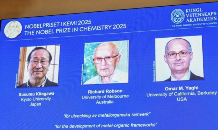 Nobel Hóa học 2025 trao cho bộ ba nhà khoa học phát triển 'khung kim loại-hữu cơ' Nobel Hóa học 2025 trao cho bộ ba nhà khoa học phát triển 'khung kim loại-hữu cơ'