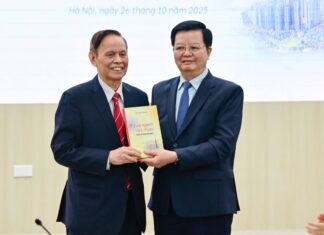 Ra mắt cuốn sách ‘Con người Việt Nam vào kỷ nguyên mới’ của PGS.TS Nguyễn Hồng Vinh Ra mắt cuốn sách 'Con người Việt Nam vào kỷ nguyên mới' của PGS.TS Nguyễn Hồng Vinh