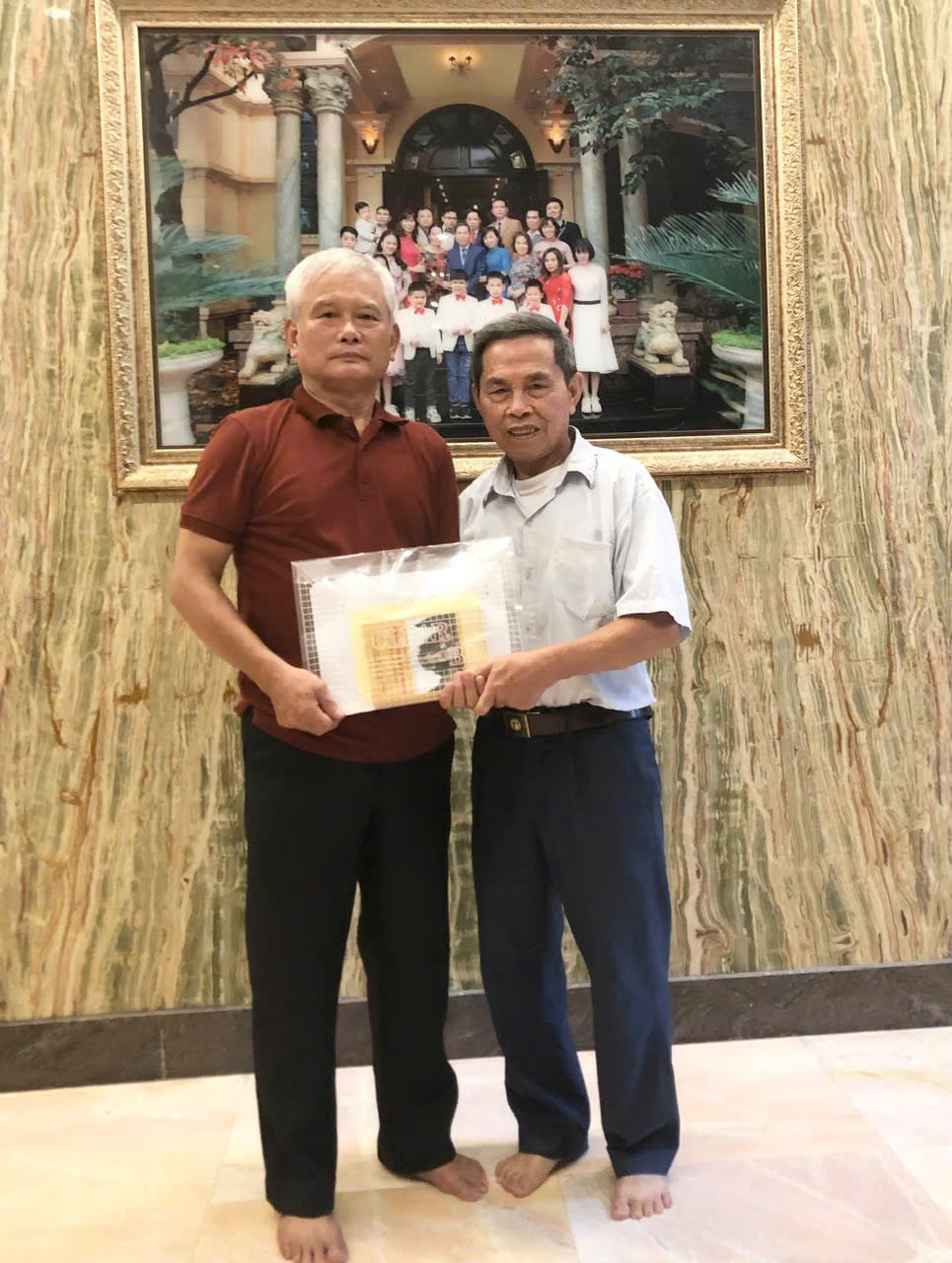 Thạc sĩ Phùng Quang Trung (bìa trái).