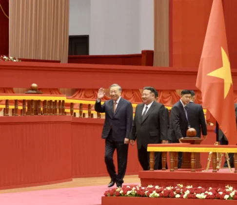 Tổng B&iacute; thư Đảng Lao động Triều Ti&ecirc;n, Chủ tịch Quốc vụ nước CHDCND Triều Ti&ecirc;n Kim Jong Un chủ tr&igrave; lễ đ&oacute;n trọng thể Tổng B&iacute; thư T&ocirc; L&acirc;m.