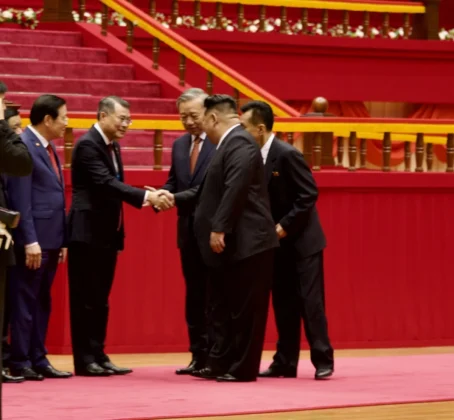 Tổng B&iacute; thư Đảng Lao động Triều Ti&ecirc;n, Chủ tịch Quốc vụ nước CHDCND Triều Ti&ecirc;n Kim Jong Un bắt tay c&aacute;c th&agrave;nh vi&ecirc;n Đo&agrave;n đại biểu cấp cao nước ta sang thăm cấp Nh&agrave; nước tới Triều Ti&ecirc;n.