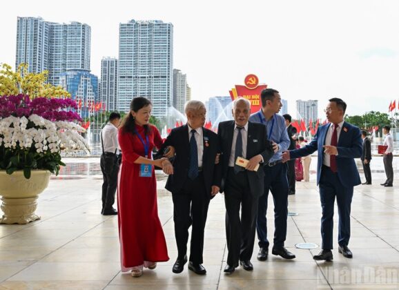 C&aacute;c c&aacute;n bộ l&atilde;o th&agrave;nh dự Đại hội Đảng bộ th&agrave;nh phố H&agrave; Nội lần thứ 18. (Ảnh: THỦY NGUY&Ecirc;N)