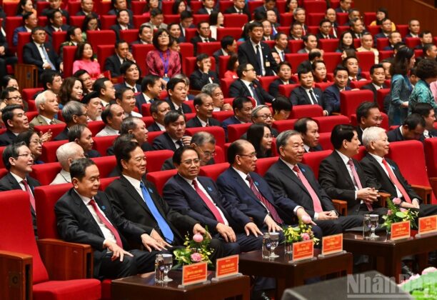 C&aacute;c đồng ch&iacute; l&atilde;nh đạo, nguy&ecirc;n l&atilde;nh đạo Đảng, Nh&agrave; nước dự Đại hội. (Ảnh: THỦY NGUY&Ecirc;N)