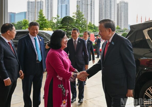 B&iacute; thư Th&agrave;nh ủy H&agrave; Nội B&ugrave;i Thị Minh Ho&agrave;i đ&oacute;n Tổng B&iacute; thư T&ocirc; L&acirc;m. (Ảnh: DUY LINH)
