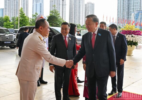 Tổng B&iacute; thư T&ocirc; L&acirc;m với l&atilde;nh đạo th&agrave;nh phố H&agrave; Nội. (Ảnh: DUY LINH)