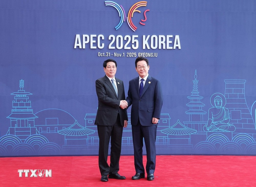 Chủ tịch nước Lương Cường dự Hội nghị Cấp cao APEC lần thứ 32 Chủ tịch nước Lương Cường dự Hội nghị Cấp cao APEC lần thứ 32