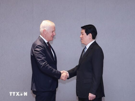 Chủ tịch nước Lương Cường tiếp Tổng Thư k&yacute; Ph&ograve;ng Thương mại quốc tế (ICC) John W.H. Denton AO.