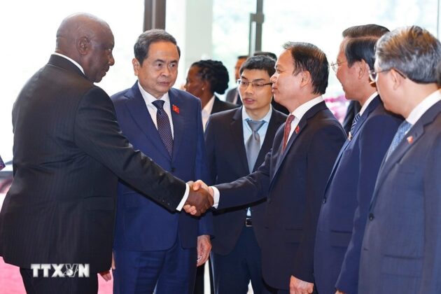 Chủ tịch Quốc hội Trần Thanh Mẫn giới thiệu với Tổng thống Cộng h&ograve;a Nam Phi Matamela Cyril Ramaphosa c&aacute;c th&agrave;nh vi&ecirc;n đo&agrave;n Việt Nam.