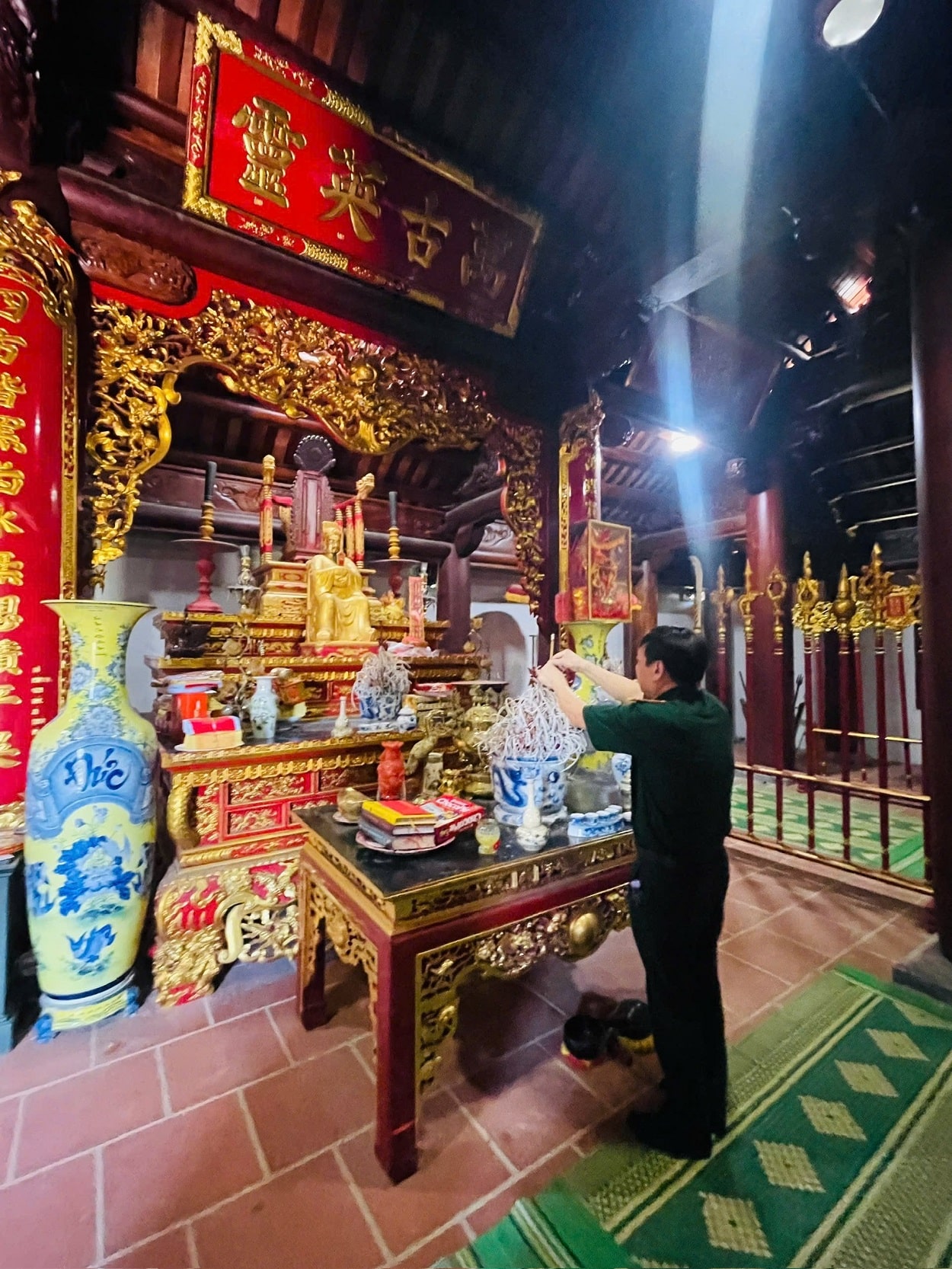 Nhà văn Phùng Văn Khai tại đền thờ và Phủ Chúa Trịnh