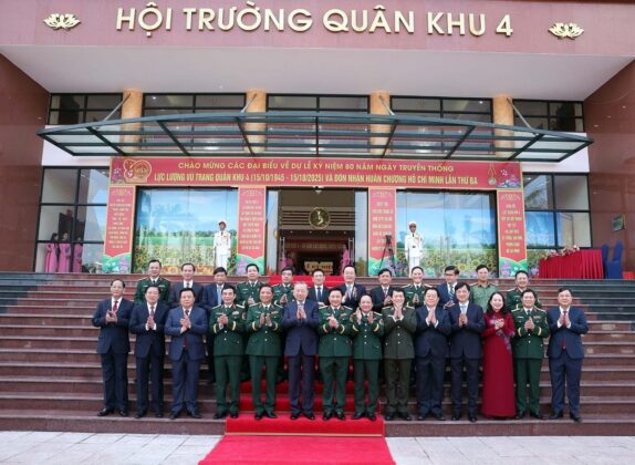 Tổng B&iacute; thư T&ocirc; L&acirc;m v&agrave; c&aacute;c đại biểu.