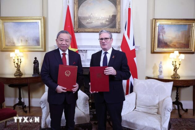 Tổng B&iacute; thư T&ocirc; L&acirc;m v&agrave; Thủ tướng Li&ecirc;n hiệp Vương quốc Anh v&agrave; Bắc Ireland Keir Starmer trao Tuy&ecirc;n bố chung về n&acirc;ng cấp quan hệ Việt Nam-Anh l&ecirc;n Đối t&aacute;c chiến lược to&agrave;n diện.