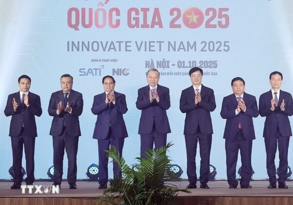 Tổng B&iacute; thư T&ocirc; L&acirc;m, Thủ tướng Phạm Minh Ch&iacute;nh v&agrave; c&aacute;c đại biểu thực hiện nghi thức ph&aacute;t động Ng&agrave;y hội Đổi mới s&aacute;ng tạo Việt Nam năm 2025.