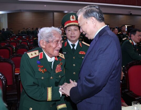 Tổng B&iacute; thư T&ocirc; L&acirc;m v&agrave; Trung tướng Nguyễn Quốc Thước, nguy&ecirc;n Tư lệnh Qu&acirc;n khu 4.