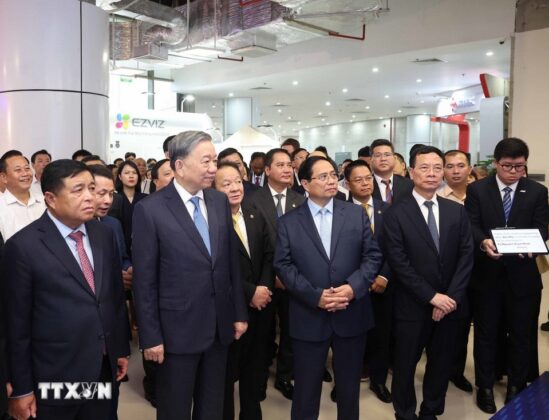 Tổng B&iacute; thư T&ocirc; L&acirc;m, Thủ tướng Phạm Minh Ch&iacute;nh v&agrave; c&aacute;c đại biểu thăm quan triển l&atilde;m.