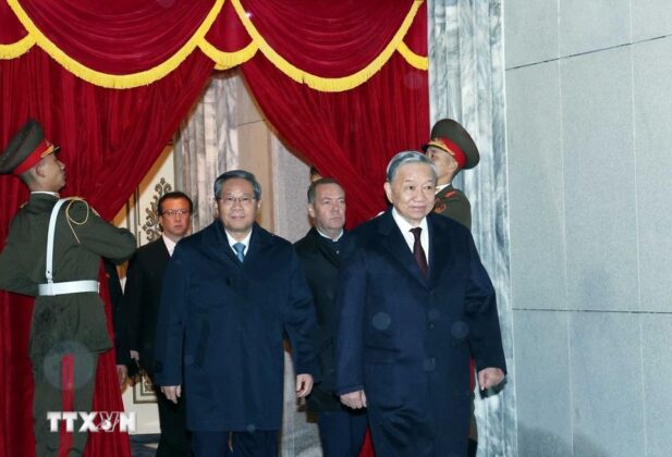Tổng B&iacute; thư T&ocirc; L&acirc;m dự v&agrave; l&atilde;nh đạo c&aacute;c nước tham dự Lễ duyệt binh kỷ niệm 80 năm th&agrave;nh lập Đảng Lao động Triều Ti&ecirc;n.