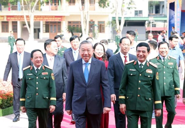 Tổng B&iacute; thư T&ocirc; L&acirc;m v&agrave; c&aacute;c đại biểu.